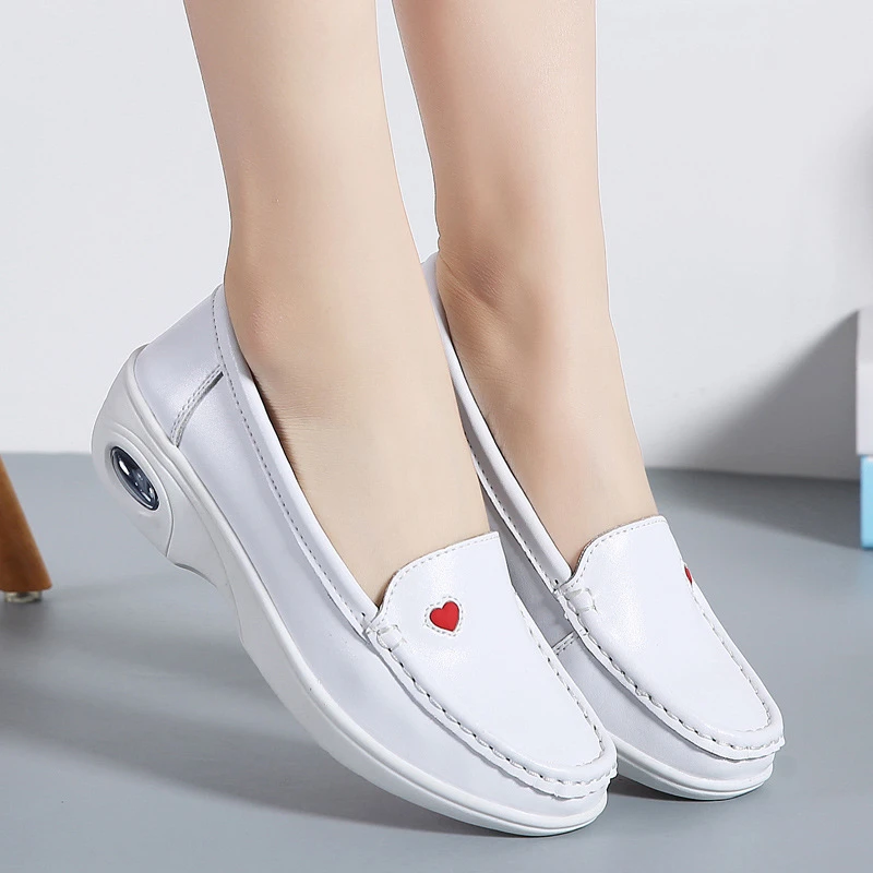 Zapatos de mujer para enfermera de calzado blanco de fondo suave y cómodo con tacón de pendiente blanco, pedal desodorante cuero aumentada|Zapatos vulcanizados de - AliExpress