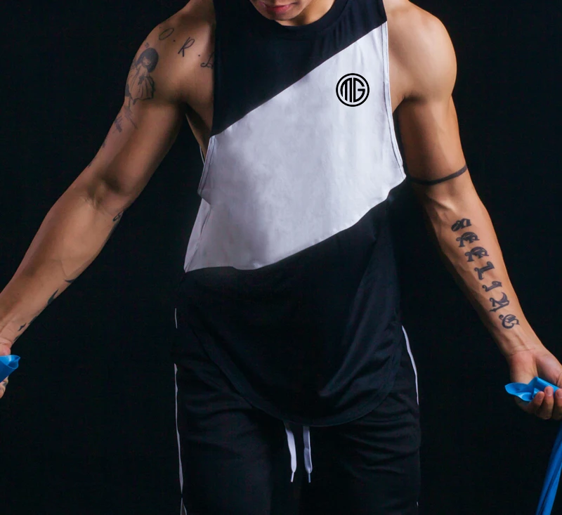 Новинка, брендовые майки для тренажерного зала, фитнеса, бодибилдинга, мужские майки, Стрингер, модная мужская одежда для тренировок, свободная открытая боковая майка без рукавов