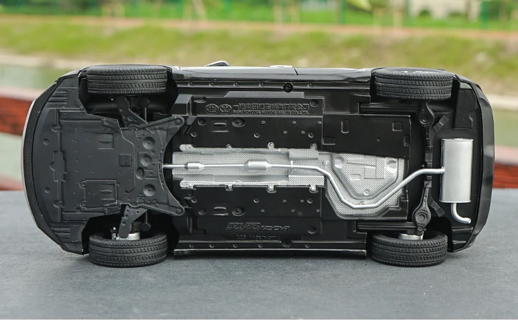 Подарок из бутика 1:18 TOYOTA IZOA сплав модель, высокая имитация литой под давлением модель SUV, изысканная коллекция орнаментов