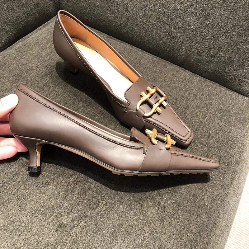 Туфли на высоком каблуке в стиле ретро; Новинка; маленькая металлическая пряжка с квадратным носком; Профессиональная женская обувь; кожаная обувь с кошачьим каблуком; женская обувь - Цвет: Коричневый