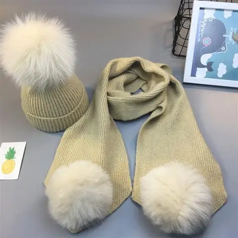 Beige Cap Scarf Set Новая теплая зимняя шапка с помпоном для маленьких девочек, шарф, комплект, натуральный шарик из меха лисы, теплые вязаные шапки для мамы и ребенка, шапочка для родителей и ребенка - Цвет: Beige Cap Scarf Set