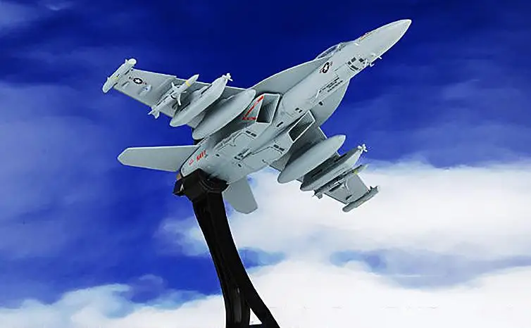 Остроумный EA-18G Ворчун VAQ-132 скорпионы COMVAQWINGPAG CO US NAVY 1/72 модель самолета