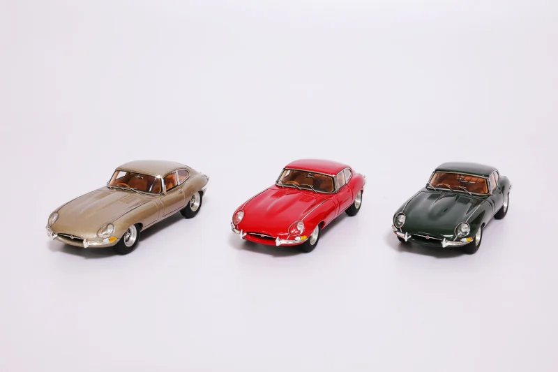 Модель автомобиля JEC 1:64 Jaguar E Type цвета шампань Золотая/красная/Британская зеленая