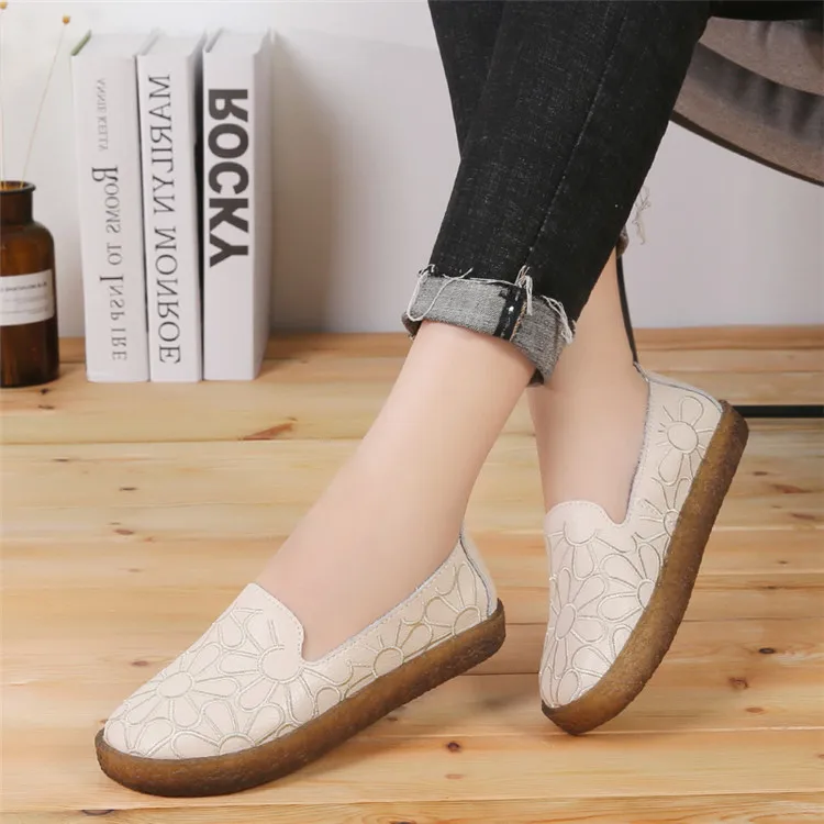 

2019 new leather embroidered soft soles mother shoes shallow flat soles breathable Lefo shoes large size women's shoes