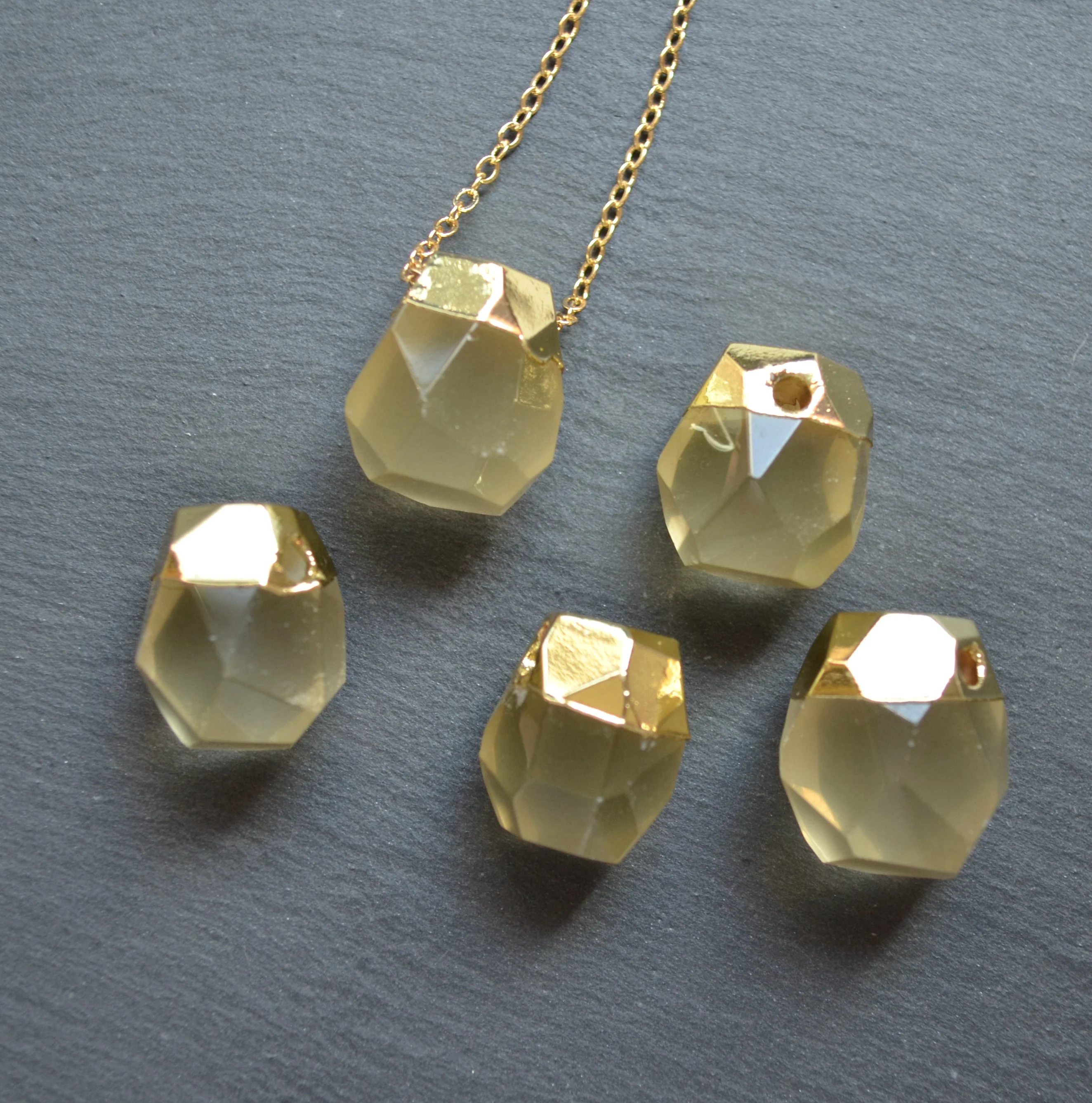 

Подвески из желтого агата с Гальваническим Золотом, желтая фотография