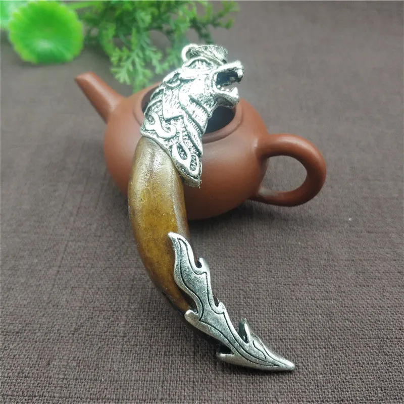 

Tibet Silver Carving Wolf Head Inlaid Dog Tooth Wolftooth Pendant Animal Statue Amulet Accessories Bag Key Ring Pendant Gift