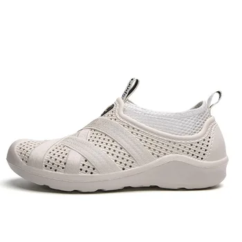 

2020 New Summer Men's Fashion Hole Sandals Men's Lightweight Soft Bottom Hollow Beach Shoes Set Foot Sandals Beach Sandals