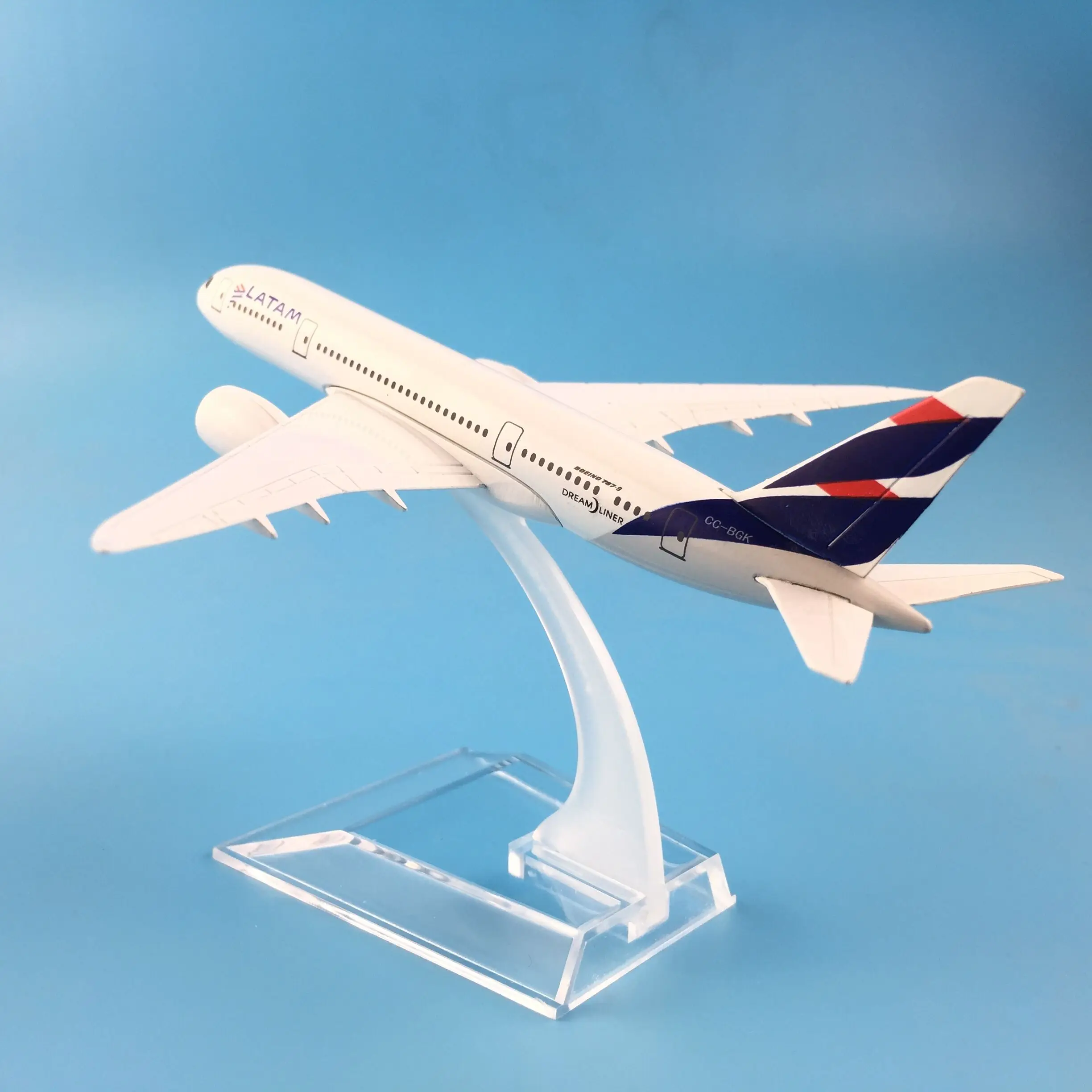 16CM LATAM Airlines metal Diecast aircraft model ,Airbus airplane model Kids Toys plane children New Year/Birthday/Collections 6