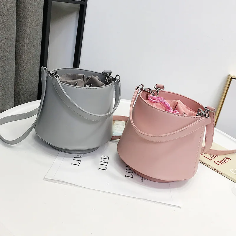 

2018 new fashion Korean version of women's bag flowerpot bucket bag simple 100 solid color belt backpack