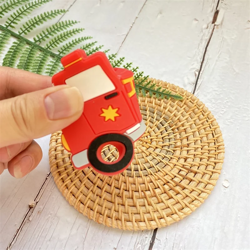1 개 BPA 무료 실리콘 구슬 소방 트럭 자동차  Teether DIY 액세서리  젖니 목걸이 씹기 실리콘 Teether