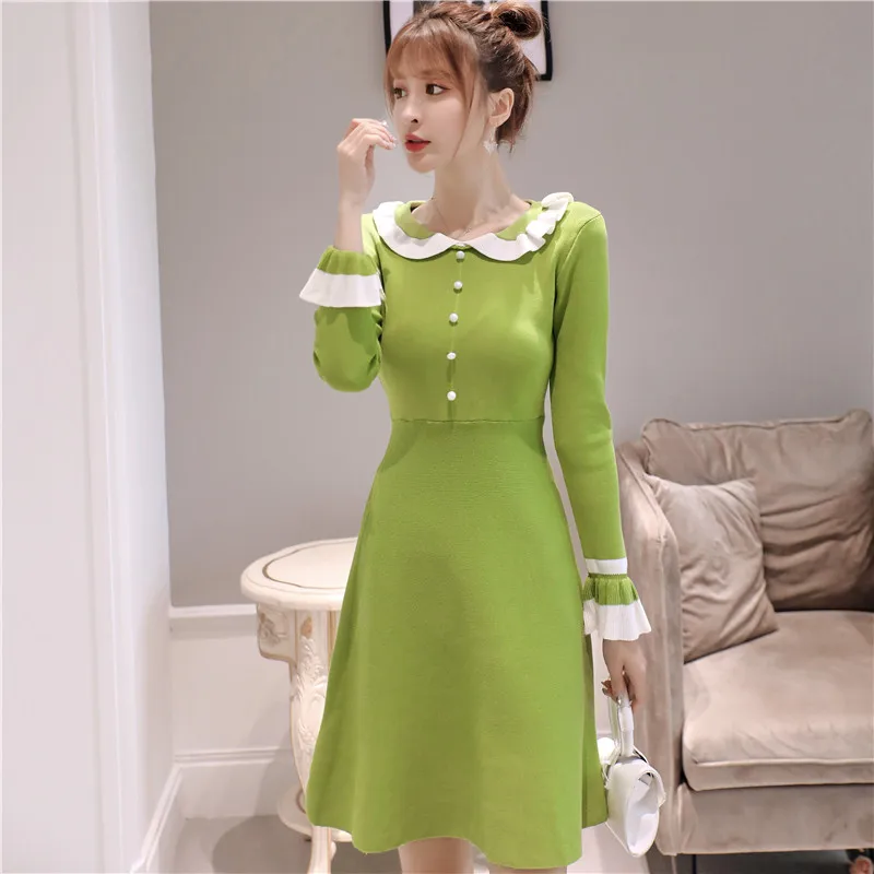 

Женское трикотажное платье с рукавами-фонариками и рюшами