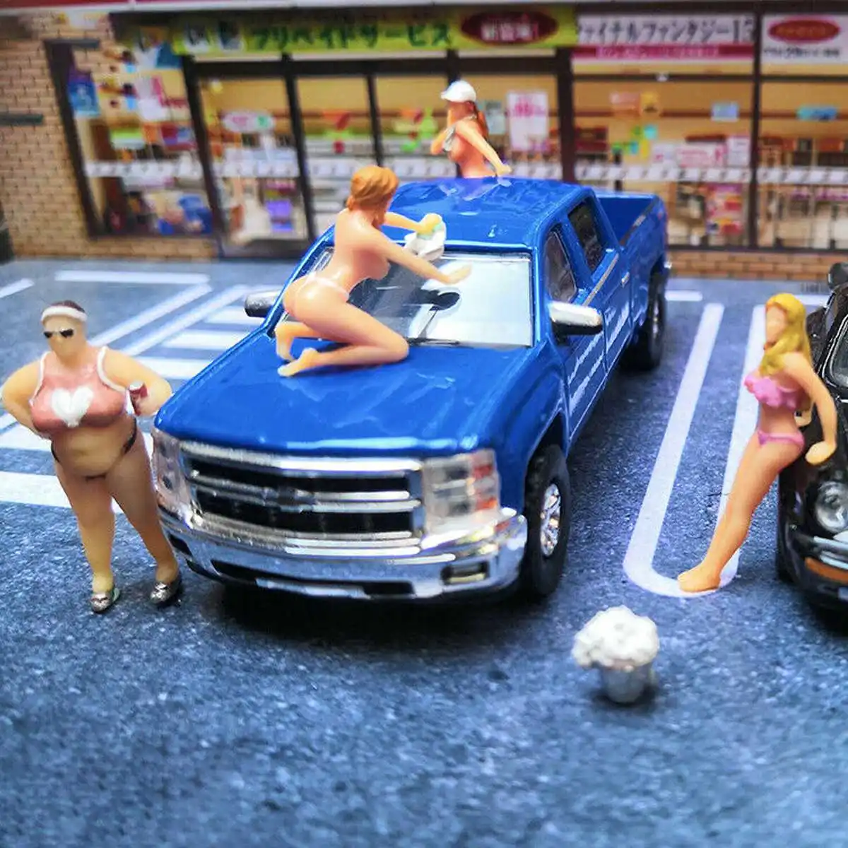 

Race Medal 1:64 Diorama Car Wash Bikini Sister Figure Lovely Fat Girl Scenario Model Toys for Matchbox for Model Lover