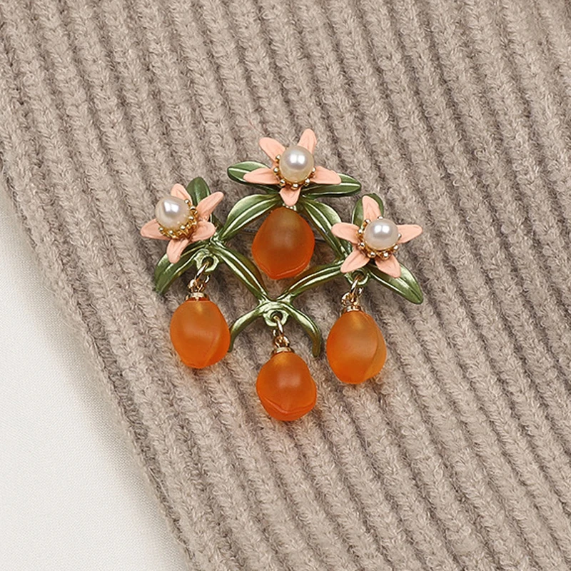 オレンジの花の形をしたレトロなブローチ,シンプルなジュエリー,バッジ 