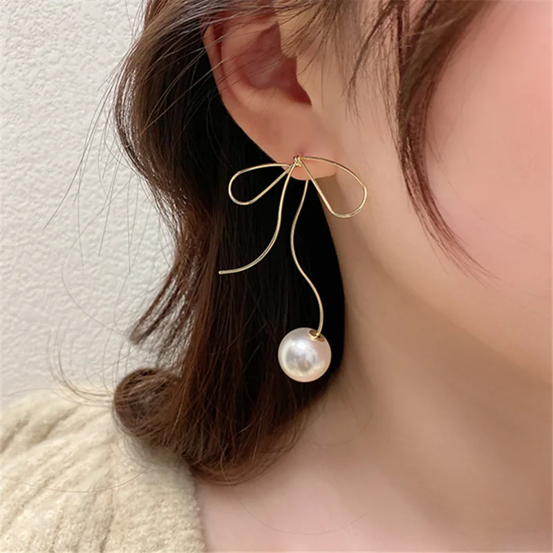 

2021 New Fashion Metal Bow Pearl Earrings Korea Creative Hollow line Stud Earrings For Women Jewelry Gifts Accessories