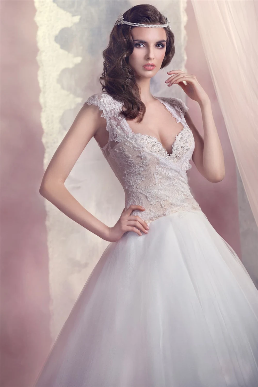 

Gorgeous Appliques Court Train Lace Applique Ball Gown Wedding Dresses Sexy White Neck Cap Sleeve Pearls Ball Gown Bride Gown