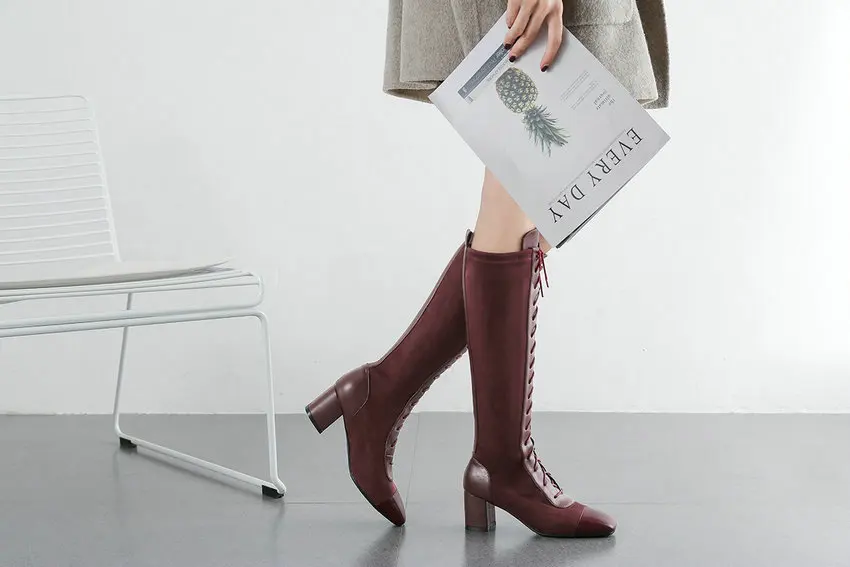 QUTAA/ г. Женская обувь на шнуровке из флока с квадратным носком в стиле ретро осенне-зимние модные сапоги до колена на квадратном каблуке размер 34-43