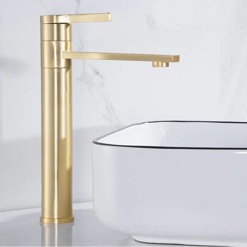 I draw golden spring, copper, refrigerated diver, golden yellow, brass, pool light, a luxurious faucet face