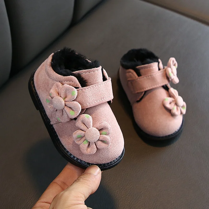 Теплые зимние ботинки принцессы для девочек; обувь с цветочным узором; плюшевые бархатные Утепленные зимние ботинки; мягкая обувь для первых шагов для маленьких детей; S10233