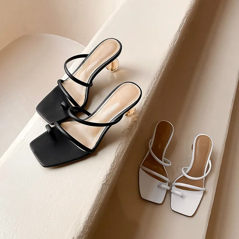 Женские шлепанцы без задника уличные с узким ремешком и квадратным носком на