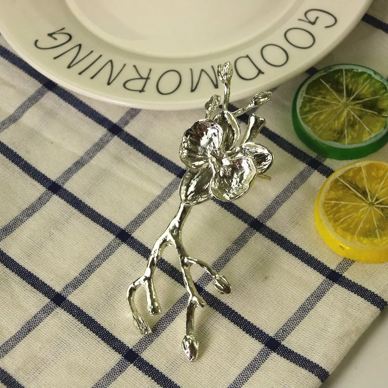 Silver flower 10 шт., кольцо для салфеток из металлического сплава, креативное кольцо для салфеток сливы, обручальное ювелирное изделие для отеля, золото/серебро - Цвет: Silver flower