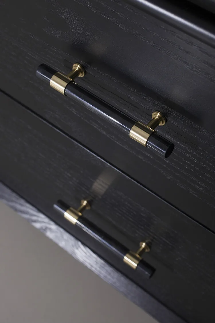 de armário, maçaneta e botões de latão