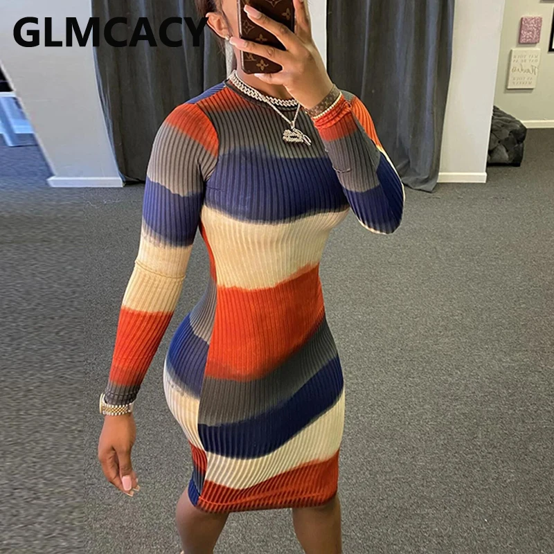 Женское платье в рубчик с длинным рукавом и абстрактным принтом классическое