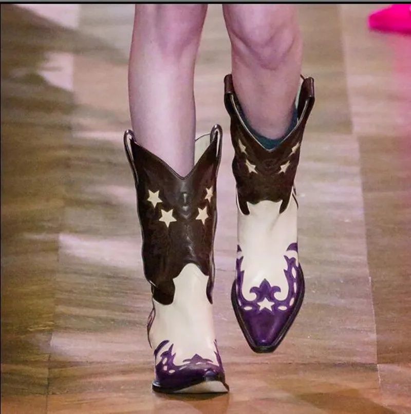 Модные женские ботинки до середины икры; Разноцветные ковбойские ботинки с вышивкой; ботинки В рыцарском стиле без застежки с квадратным носком на каблуке «рюмочка»