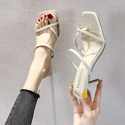 Босоножки женские на тонком каблуке пляжная обувь для отдыха модные кожаные