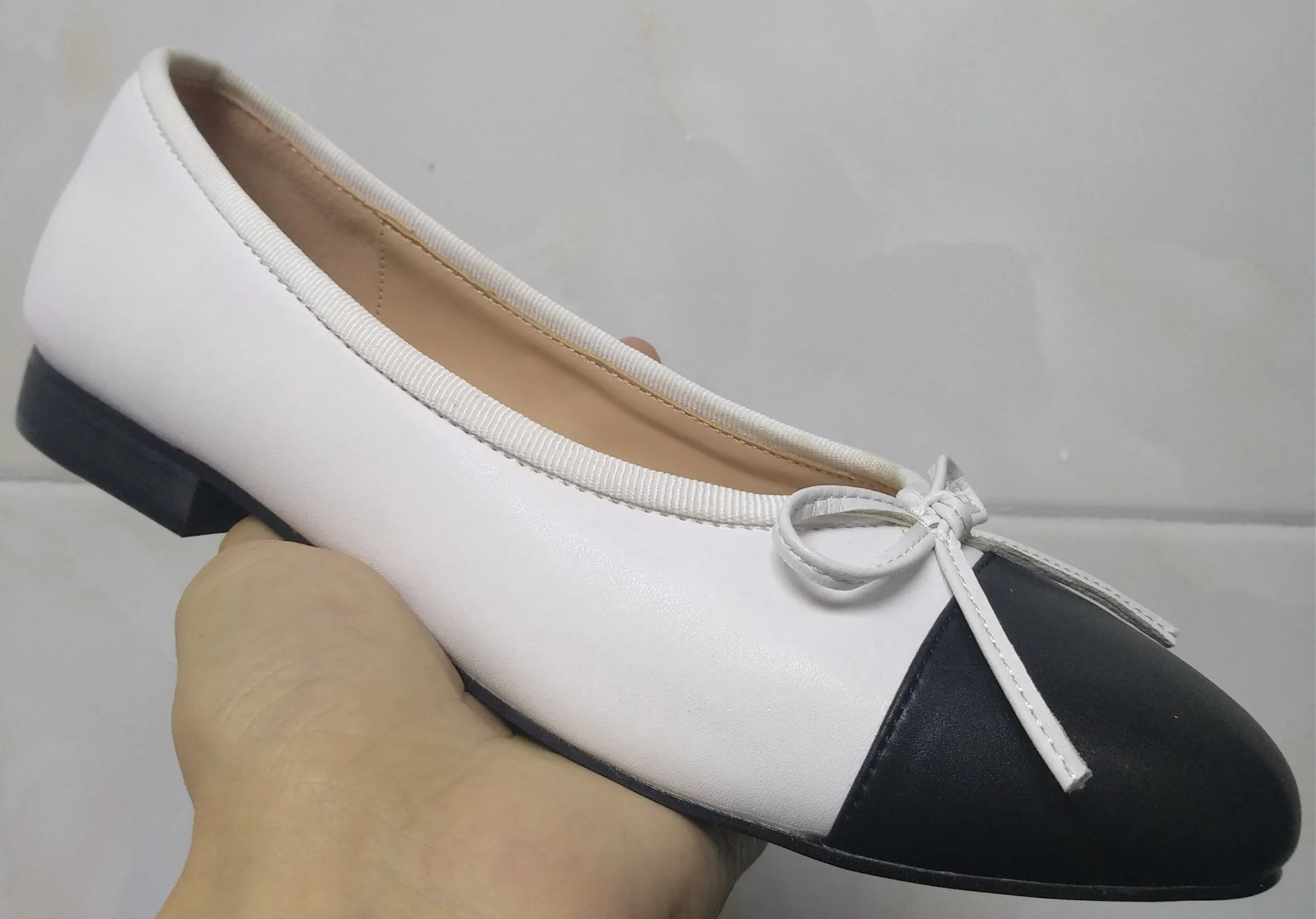 White Splicing Black Классические женские туфли с закрытым круглым носком; два цвета; туфли с бантом; балетки на плоской подошве - Цвет: White Splicing Black