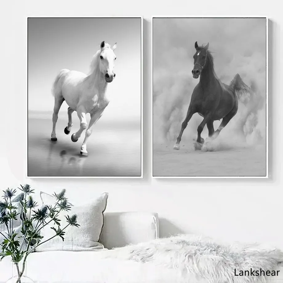 Белая стена конь