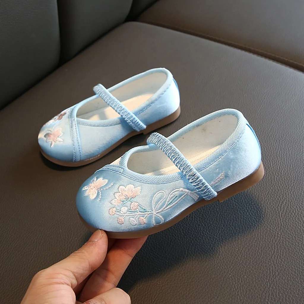 Повседневная детская обувь сандалии для младенцев Детские кожаные цветочной вышивкой лёгкие женские туфли в цветочек туфли принцессы Детские для маленьких девочек обувь без шнуровки