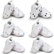 Детская обувь для мальчиков и девочек; однотонные кроссовки из искусственной кожи с сердечками; Белая обувь; стиль; обувь для новорожденных; обувь для малышей; повседневные Мокасины для малышей
