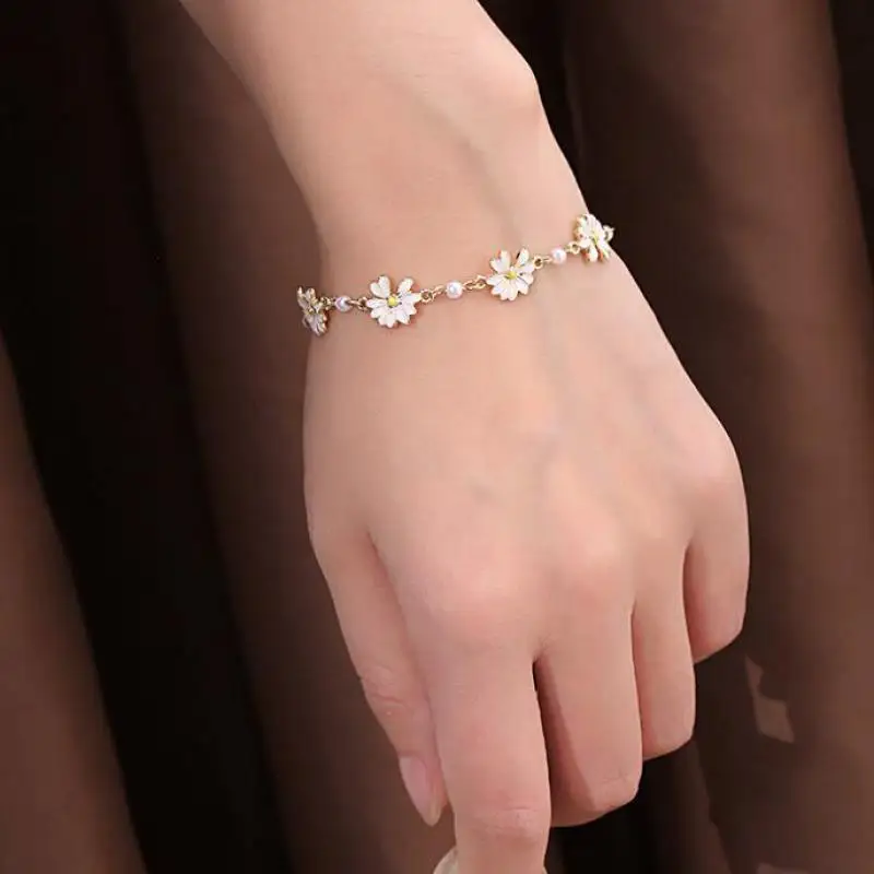 Fashion Sweet Daisy Flower Bracelets Personality Minimalist Flowers Pearl Bracelet Women Party Banquet Statement Jewelry Gift
