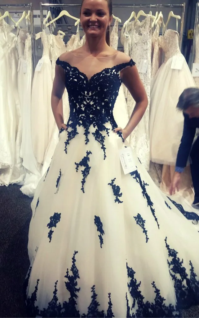 Zwart En Wit Trouwjurken Met Zakken Elegante Gothic Jurk Voor Vrouwen Kant Applicaties robe de mariee 2019 casamento Zwart En Wit Trouwjurken Met Zakken Elegante Gothic Jurk Voor Vrouwen Kant Applicaties robe de mariee 2019 casamento