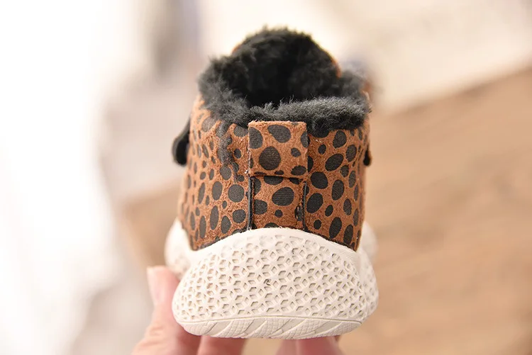 Брендовые Детские леопардовые ботильоны; детская кожаная теплая обувь на меху; зимние кроссовки для маленьких девочек и мальчиков
