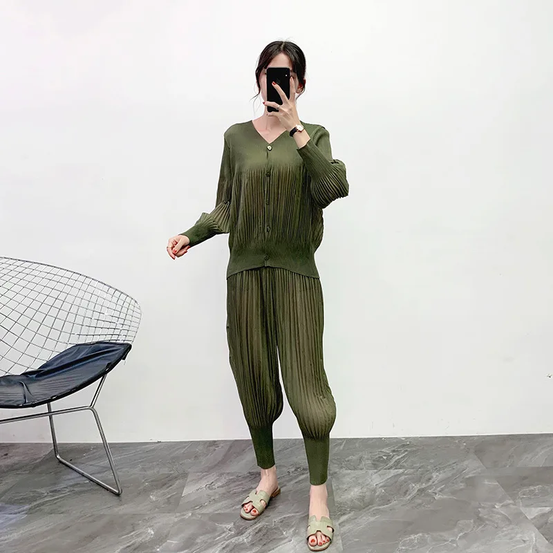 Размера плюс брючный костюм осень эластичные Miyake плиссированное платье с v-образным вырезом, Длинные рукава девочек младшего возраста кардиган/топ+ штаны-шаровары, комплект со штанами для Для женщин 45-75 кг - Цвет: army green