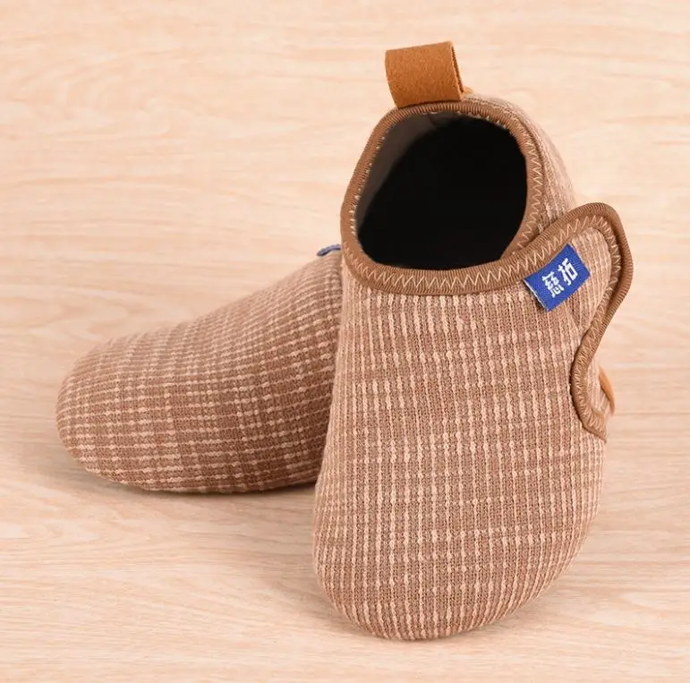 Детская обувь для маленьких мальчиков и девочек; обувь для малышей; Мягкие вязаные хлопковые домашние тапочки для малышей; детская обувь; носки-Тапочки - Цвет: brown
