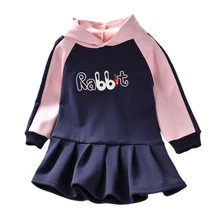 Новое От 1 до 6 лет-осеннее платье для маленьких девочек; детское платье с капюшоном и длинными рукавами с буквенным принтом; Детские плотные цветные платья в стиле пэчворк