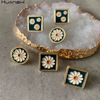 

HUANZHI 2020 New Retro Daisy Flower Enamel Geometric Simple Metal Stud Earring for Women Girls Jewelry Party Gifts