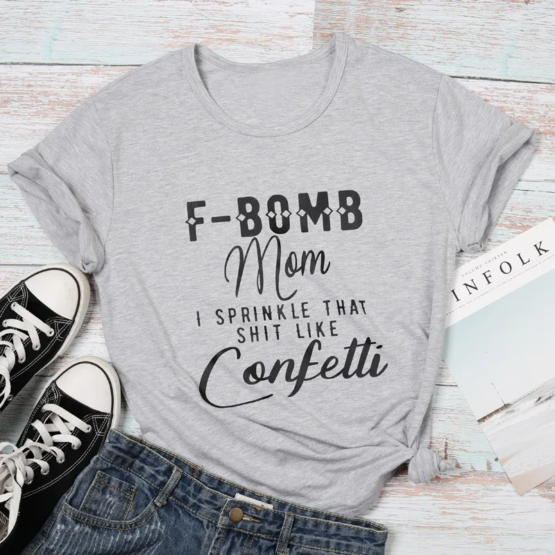 Женская футболка с круглым вырезом Bomb Mom confett серая Базовая принтом лето