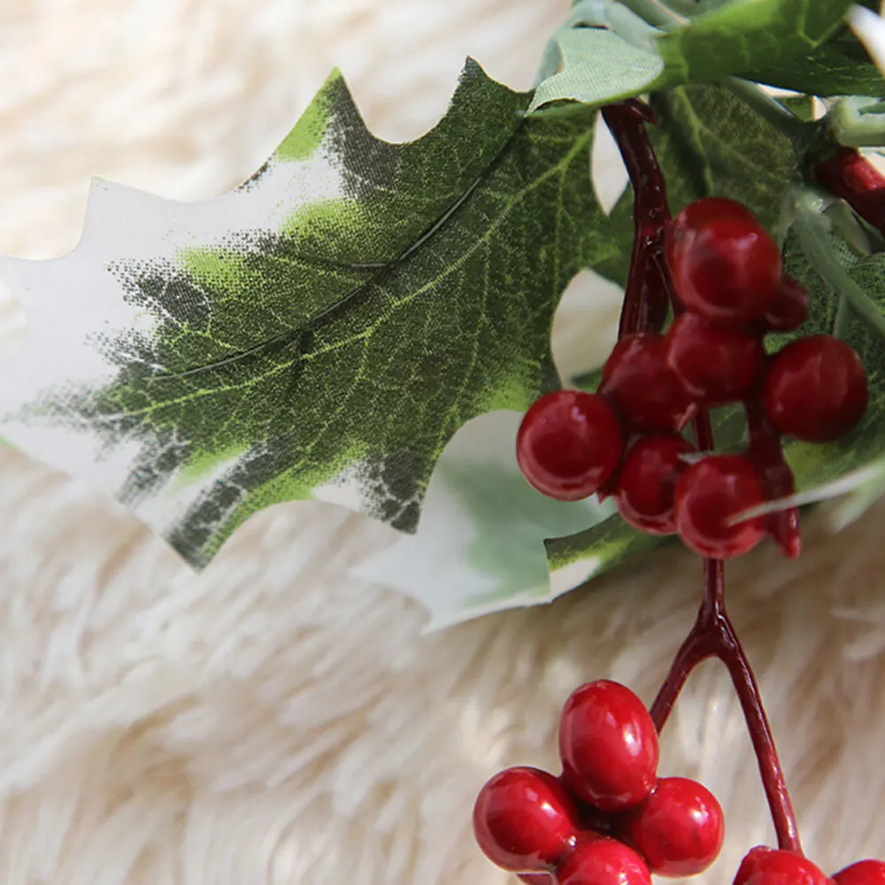 Елочные шары вишни. Необычные десерты на новый год. Рождественские ягоды красные. Новогодняя вишня. Ветки зимой.