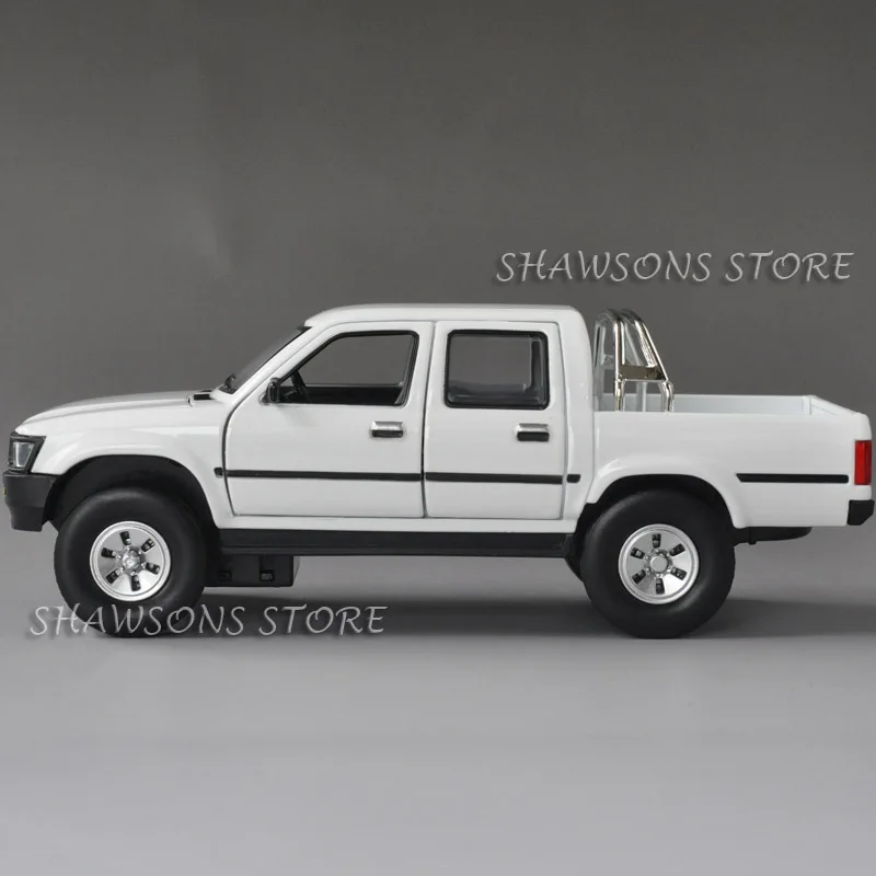Литой металл 1:32 Модель автомобиля игрушки Toyota Hilux SUV оттяните назад Реплика звук и свет