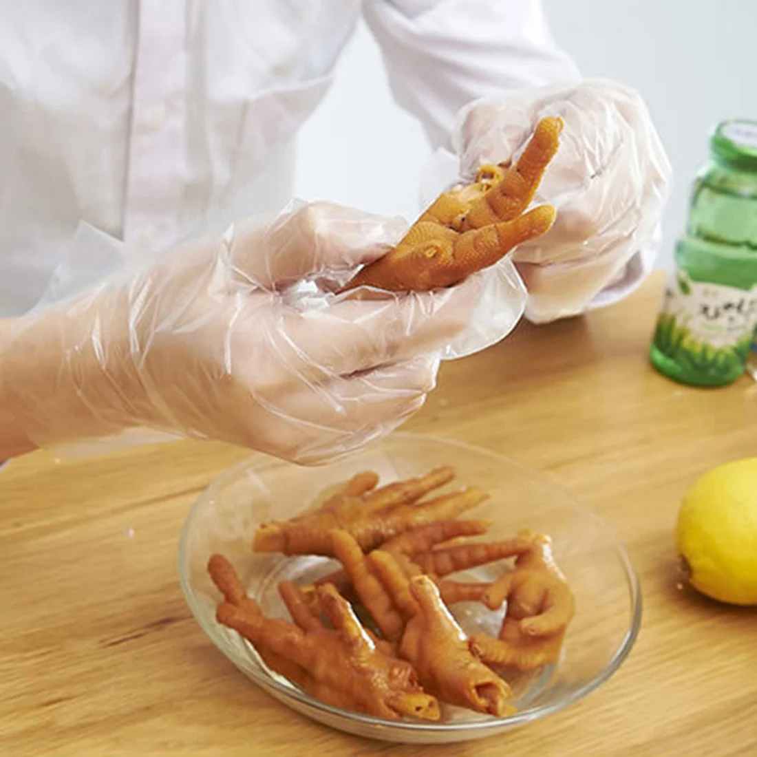 в каких перчатках готовят. готовка в синих перчатках. в каких перчатках готовят. готовка в перчатках. перчатки для готовки.