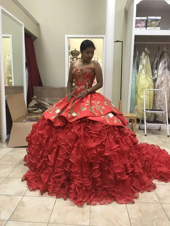 Темно-бордовый бальное платье без бретелек Quinceanera, расшитое золотистым кружевом с вышивкой женская блуза с послойным расположением ткани, оборочками и v-образным вырезом юбка Милая 16 маскарад Вечерние платья