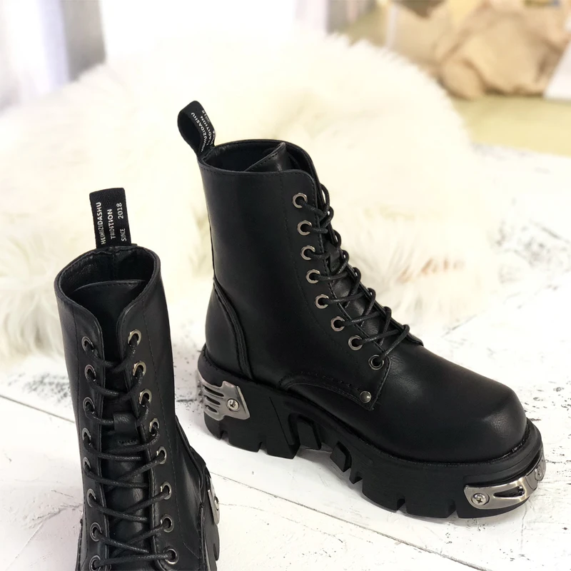 Ботинки на платформе; женские ботильоны; ботинки черного цвета в стиле панк; военные ботинки с высоким берцем; зимние Ботинки Martin в байкерском стиле с металлическим декором
