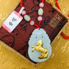 Отправить сертификат натуральный бирманский нефрит инкрустированный 24K золотой Зодиак удача подвеска с изображением лошади с колье ручной...(China)