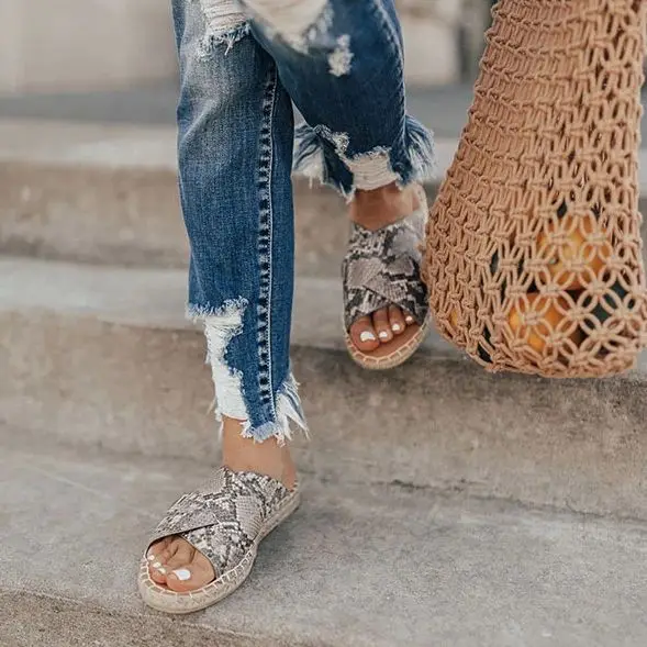 Европейский и американский стиль; коллекция года; летние туфли на плоской подошве с открытым носком и леопардовым принтом; водонепроницаемые Нескользящие повседневные сандалии; большие размеры