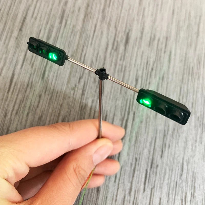 2 PCS HO Scale Model Traffic Lights Operating Pole Mount Overhead Traffic Lights with Controller Train 2