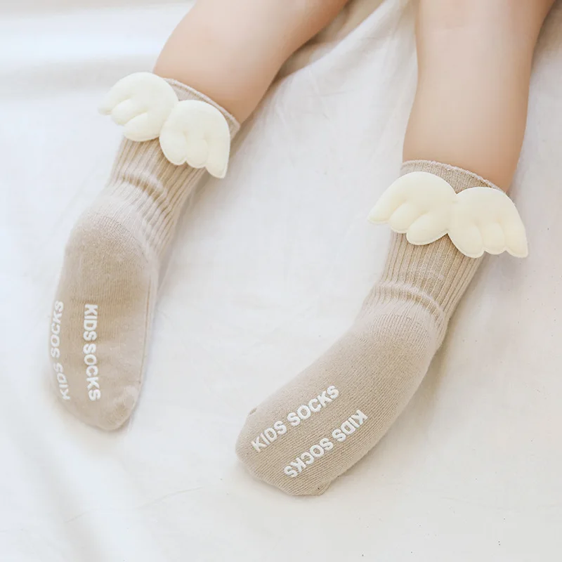 Хлопковые детские носки для малышей нескользящие носки-Тапочки Мягкие Длинные Носки ярких цветов для новорожденных с милым объемным крыльем ангела, для детей от 0 до 5 лет