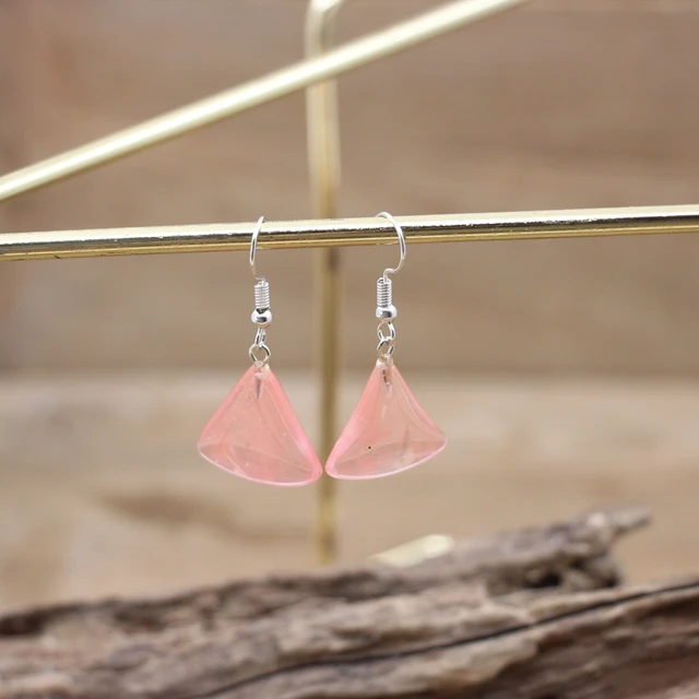 천연석의 빛나는 아름다움으로 귀를 장식하는 청금석 드롭 귀걸이